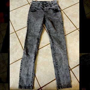 Size 7/8
Black acid wash jeans
Bamboo